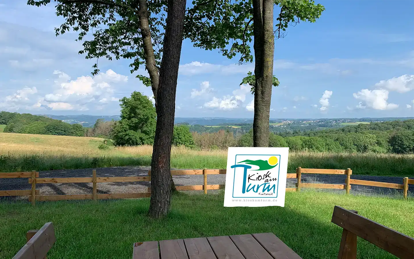 Sitzen vor dem Wasserturm mit Blick auf das Siebengebirge.