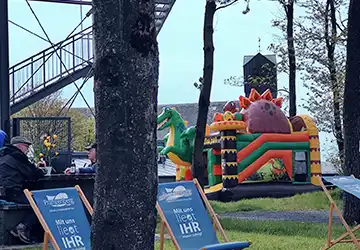 Kindspiele und Hüpfburg am Turm.