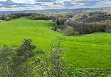 Weite grüne Wiese mit Blick auf das ferne Siebengebirge.