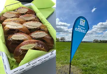 Brezeln im Korb. Das Sonnensegel sagt: »Wir haben offen!«