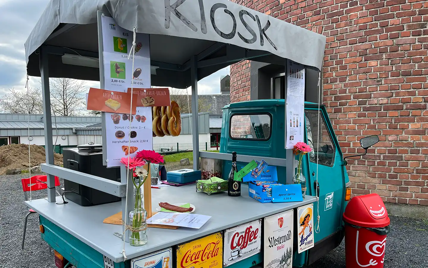 Das fahrbare Kiosk am Turm